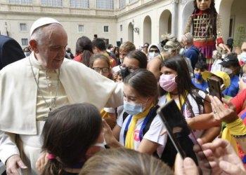 Torna il Cortile dei bambini: bimbi non vedenti e rifugiati ucraini incontrano Papa Francesco