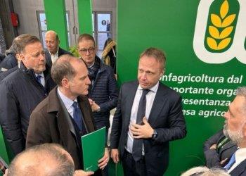 Protesta dei trattori, a Fieragricola il presidente Giansanti consegna un documento al ministro Lollobrigida
